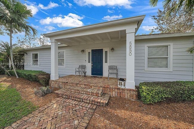 5850 SW 47th St in Miami, FL - Building Photo - Building Photo