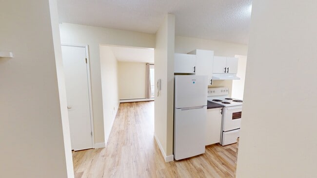 10222-10105 105 Ave in Grande Prairie, AB - Building Photo - Building Photo
