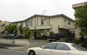 1560 N Hobar in Los Angeles, CA - Building Photo - Building Photo