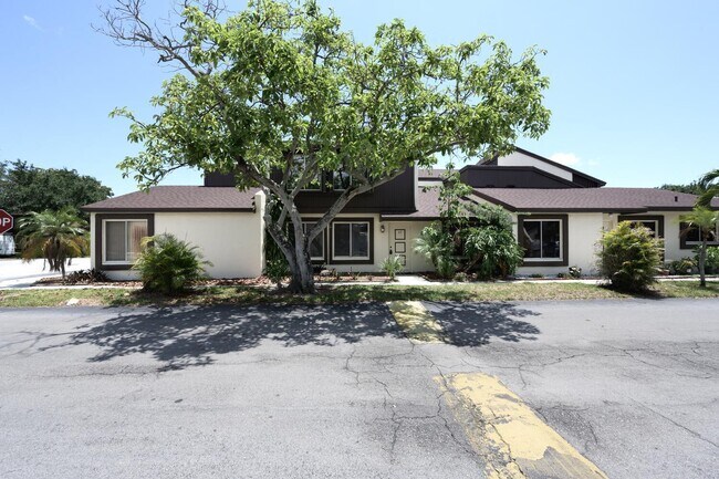 5280 Bosque Ln in West Palm Beach, FL - Building Photo - Building Photo