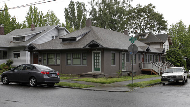 3802-3808 SE Stark St in Portland, OR - Foto de edificio - Building Photo