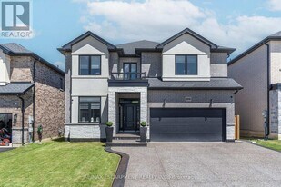 388 Klein Cir in Hamilton, ON - Building Photo