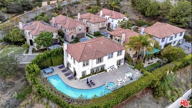 2752 N Stone View Ct in Los Angeles, CA - Building Photo - Building Photo