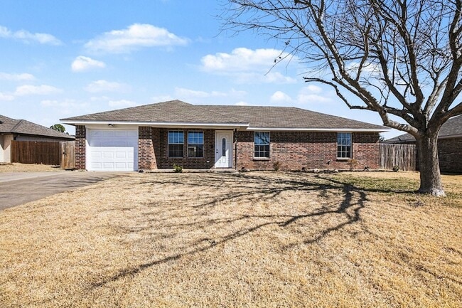 1307 Lynnwood Dr in Cleburne, TX - Building Photo - Building Photo