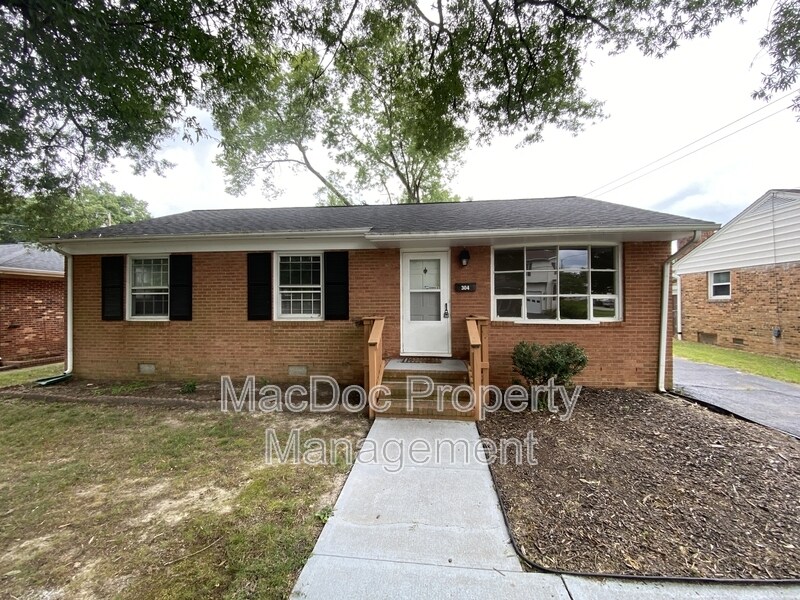 304 Stratford Ave in Fredericksburg, VA - Building Photo