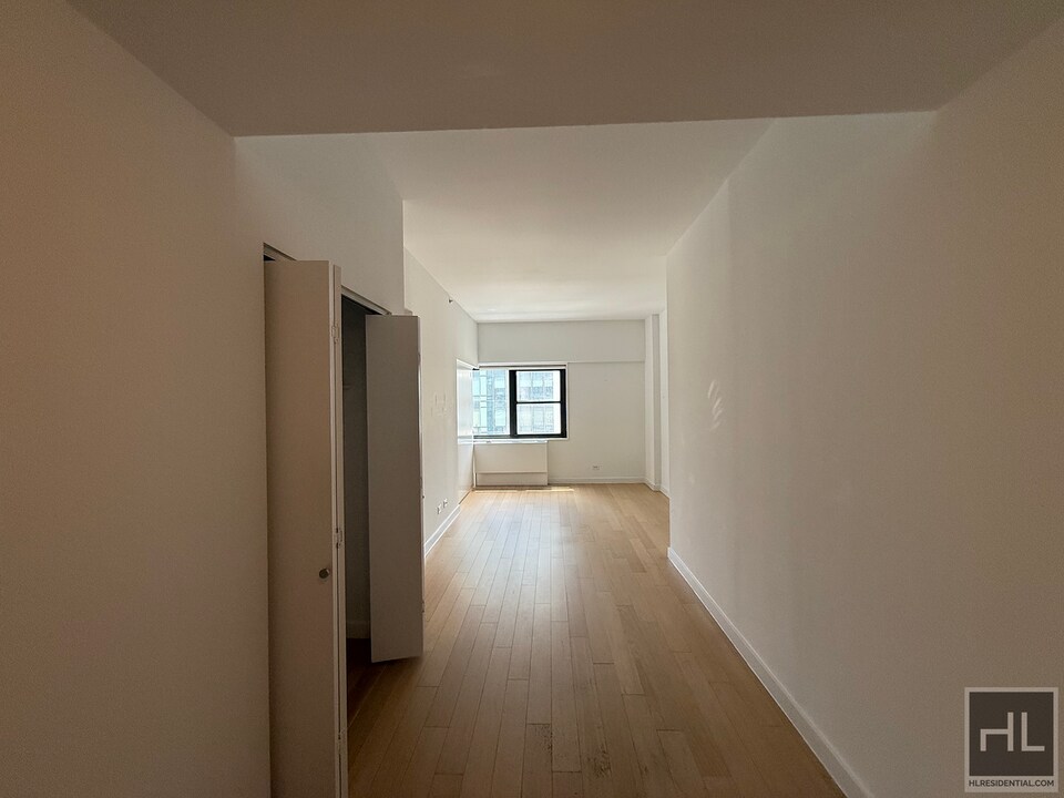 East 39th Street in New York, NY - Building Photo