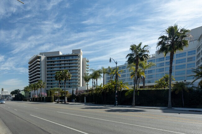 9876 Wilshire Blvd in Beverly Hills, CA - Building Photo - Building Photo