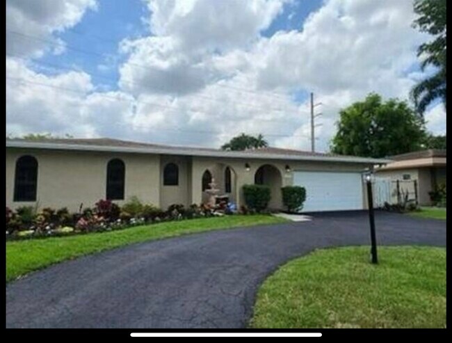 1010 NW 76th Ave in Plantation, FL - Building Photo - Building Photo