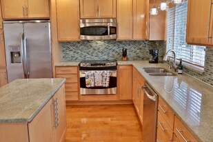 5749 Double Bluff Rd in Freeland, WA - Building Photo