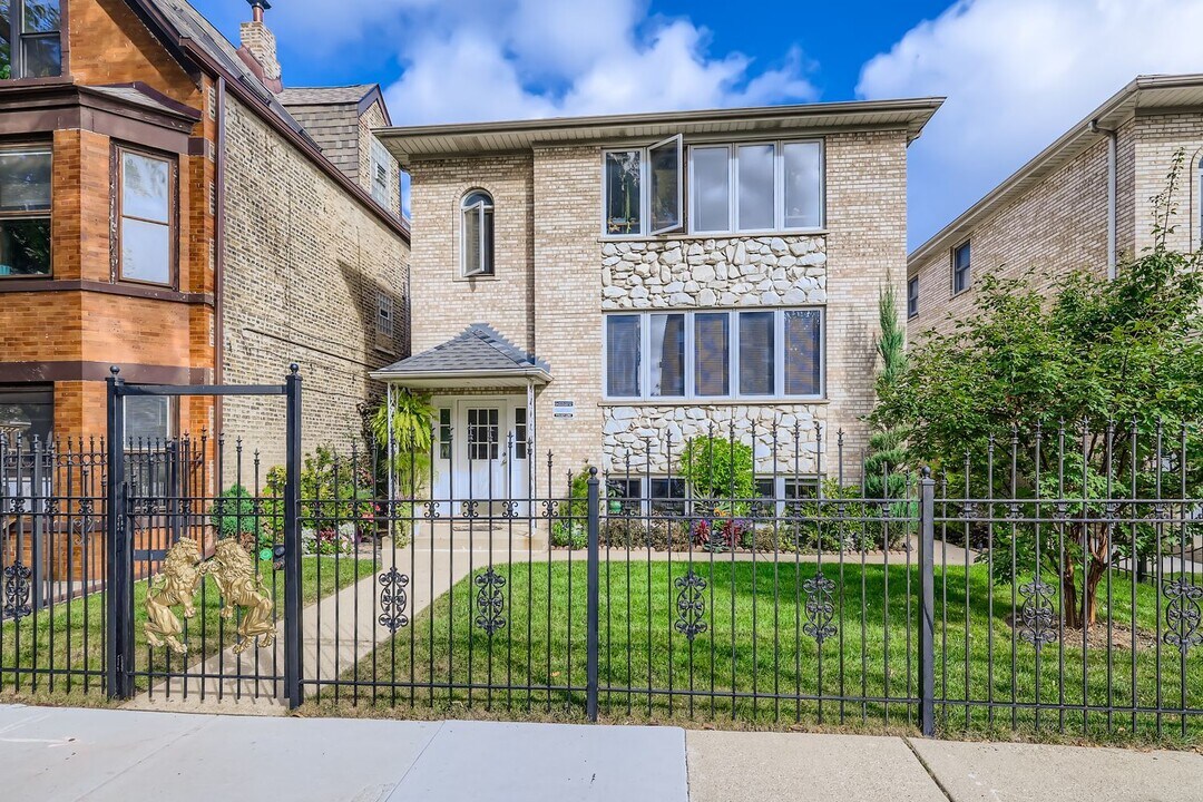 2550 W Winnemac Ave in Chicago, IL - Foto de edificio