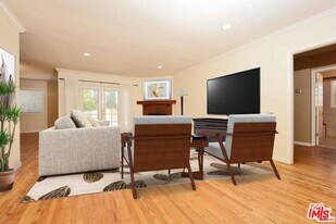 5739 Simpson Ave in Los Angeles, CA - Building Photo