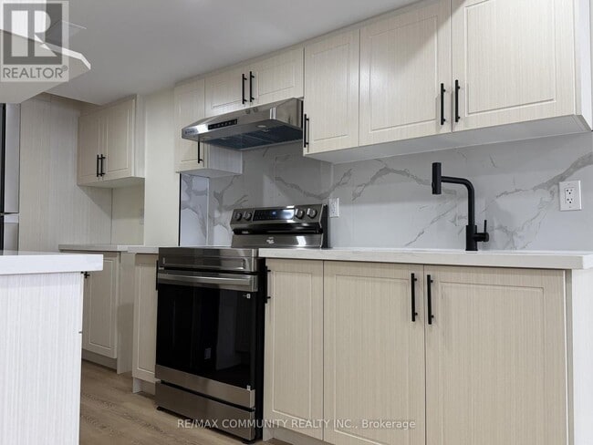 3255 Turnstone Blvd in Pickering, ON - Building Photo - Building Photo