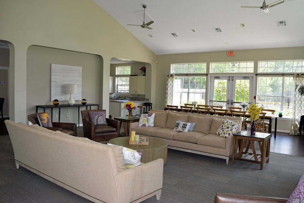 Huntington Woods Apartments in Bristol, CT