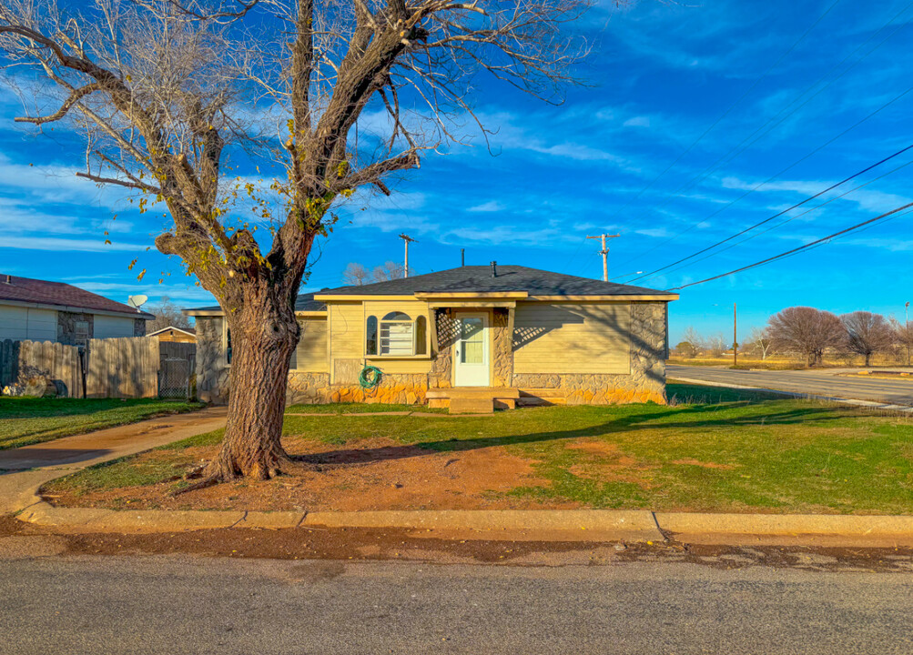 1409 E Hemlock St in Altus, OK - Building Photo