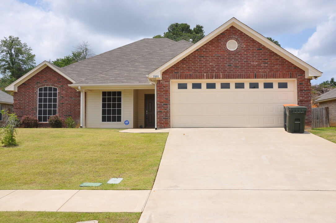 7351 Rockpoint Ln in Tyler, TX - Building Photo
