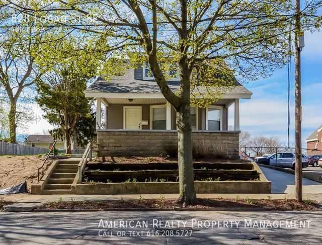 828 Logan St SE in Grand Rapids, MI - Building Photo