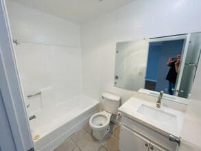 7044 Hawthorn Ave in Los Angeles, CA - Building Photo - Building Photo