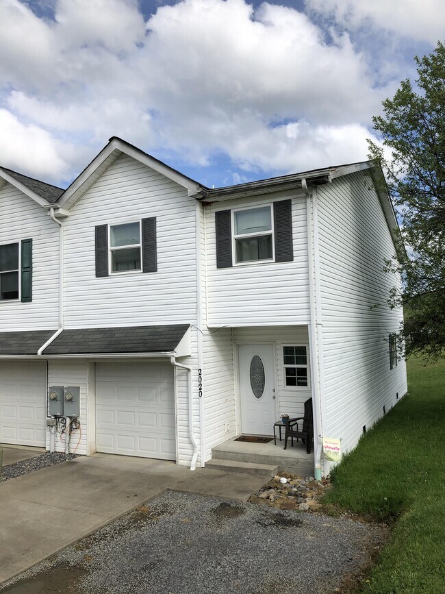2020 Grandview Dr in Pleasant Valley, WV - Building Photo - Building Photo