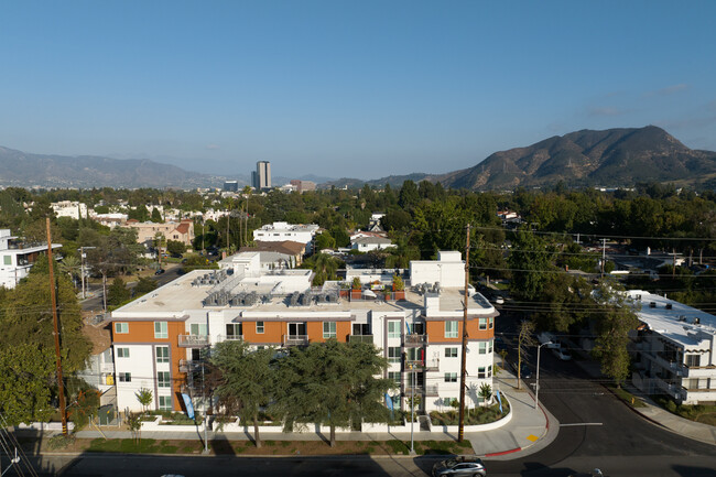 The Centennial Apartments - 10555 Bloomfield in Toluca Lake, CA - Building Photo - Building Photo