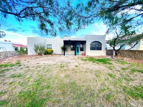 740 Canyon Point Rd in Las Cruces, NM - Building Photo - Building Photo