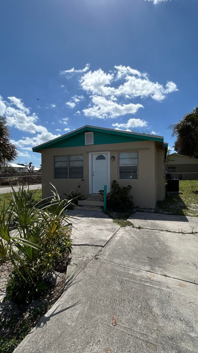1601 N 17th St in Fort Pierce, FL - Building Photo - Building Photo