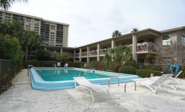 Island Way Apartments in Clearwater Beach, FL - Building Photo - Building Photo