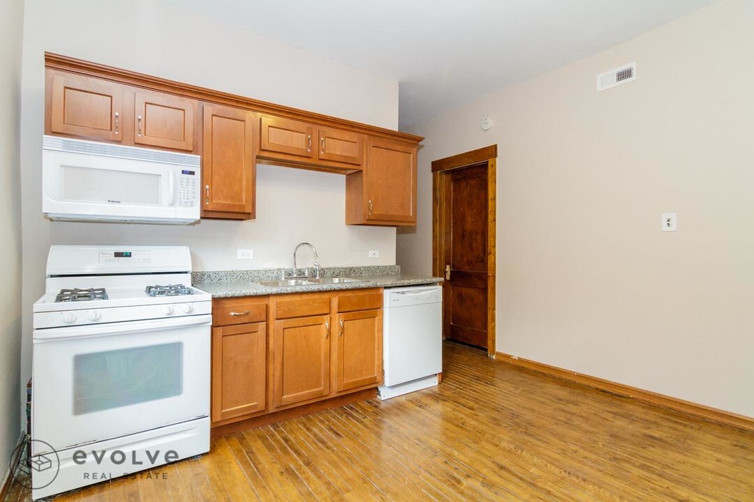 2100 W Division St in Chicago, IL - Building Photo