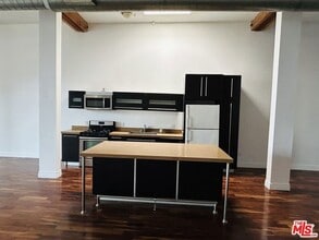 652 Mateo St in Los Angeles, CA - Building Photo - Building Photo
