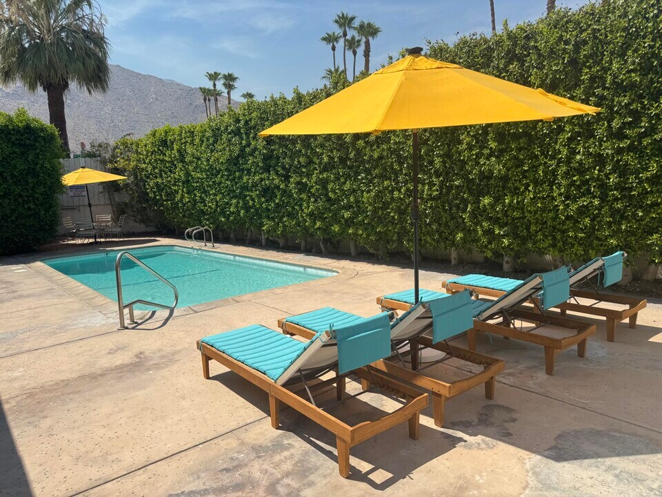 502 Calle Santa Rosa S in Palm Springs, CA - Building Photo