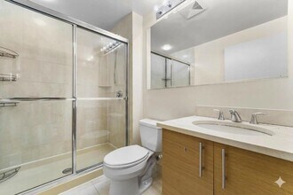 102 Christopher Columbus Dr in Jersey City, NJ - Building Photo - Building Photo