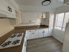 1670 W Broadway in Anaheim, CA - Building Photo - Building Photo