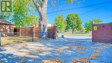 1110 Simcoe St S in Oshawa, ON - Building Photo - Building Photo