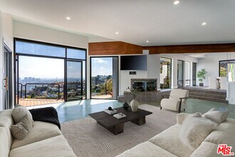 8424 Grand View Dr in Los Angeles, CA - Building Photo - Building Photo