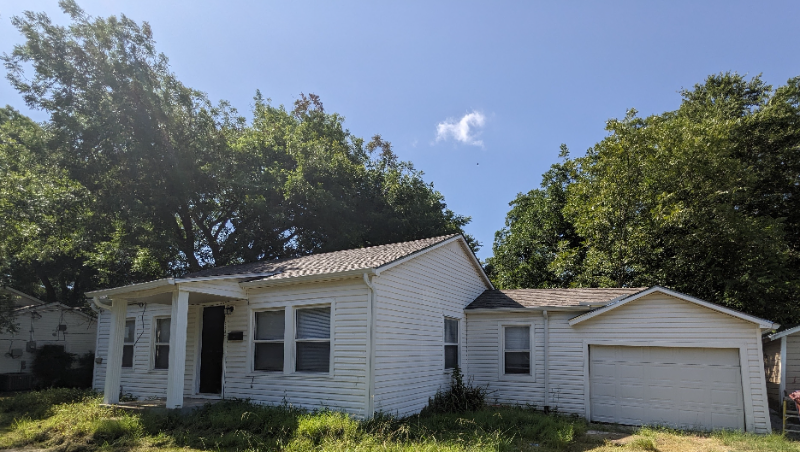 823 W 9th St in Bonham, TX - Building Photo