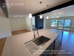 12456 SE 27th St in Bellevue, WA - Building Photo - Building Photo