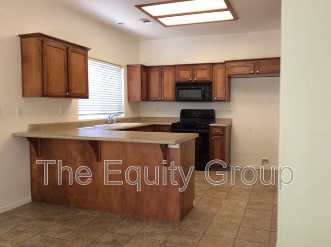 122 N Roeben St in Visalia, CA - Building Photo - Building Photo