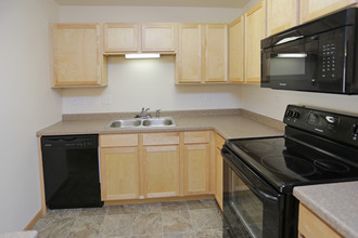 Ravenwood Apartments in Dickinson, ND - Building Photo - Interior Photo