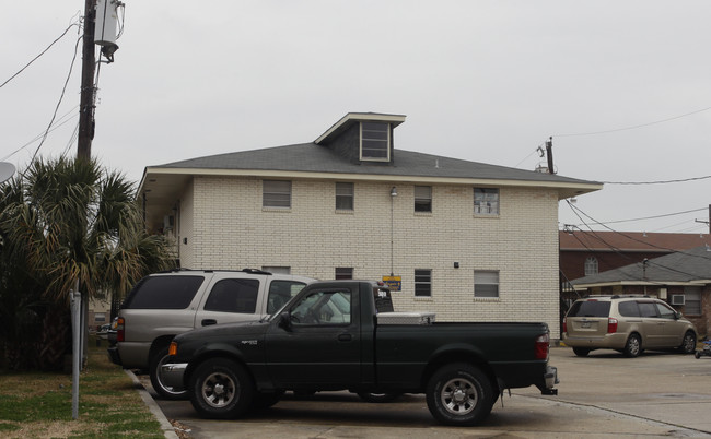 213 Cotton St in Metairie, LA - Foto de edificio - Building Photo