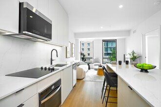 1270 Sherbrooke Rue E in Montréal, QC - Building Photo - Building Photo