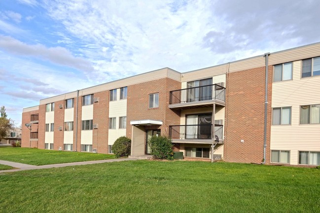 Stoneview Apartment Community in Moorhead, MN - Building Photo - Building Photo