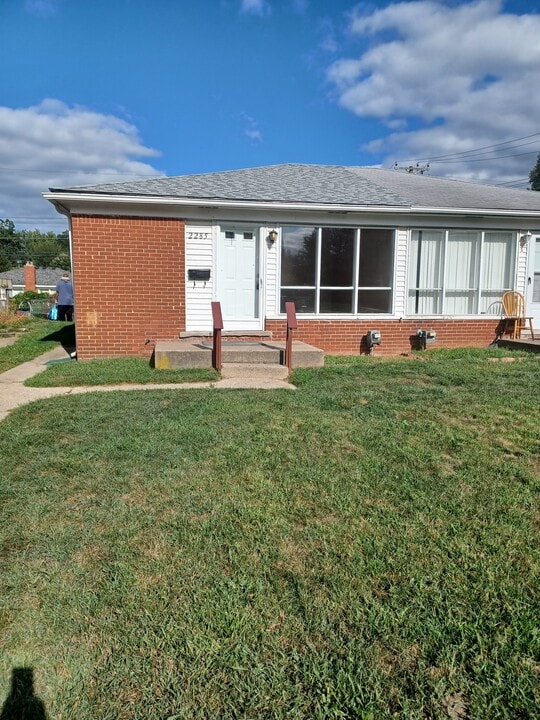 2285 Stieber St, Unit 2285 Stieber in Westland, MI - Building Photo