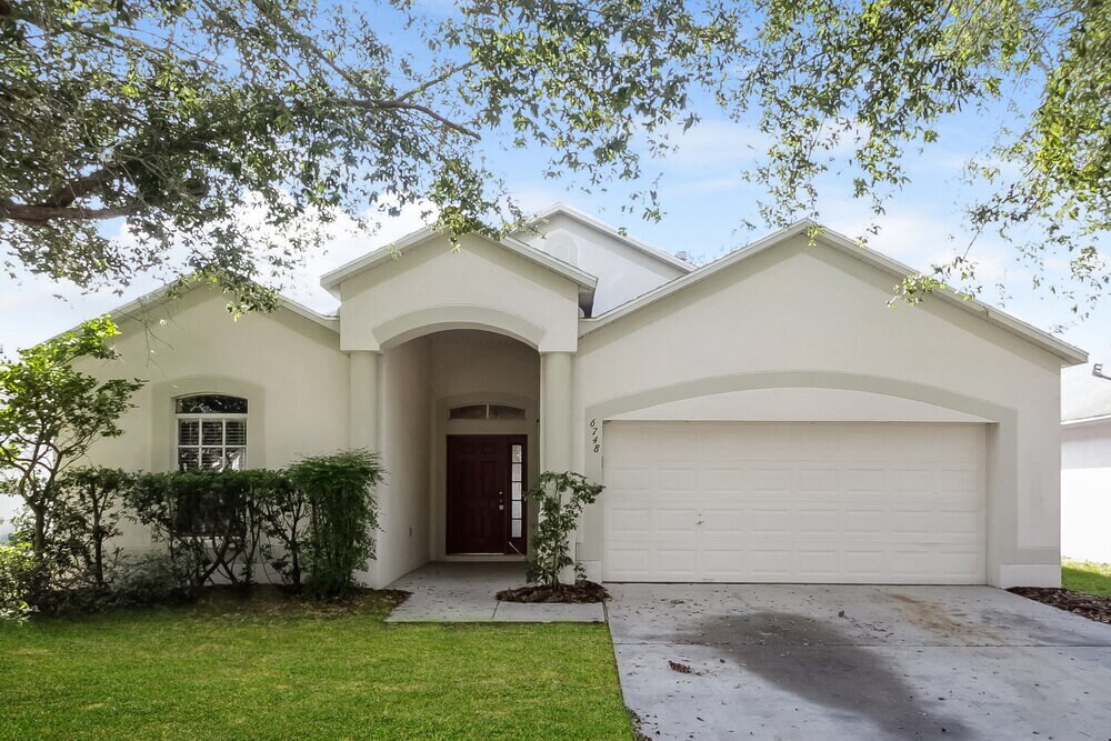 6748 Monarch Park Dr in Apollo Beach, FL - Building Photo
