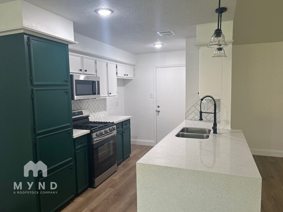 2712 Laurel Creek Way in Pearland, TX - Building Photo