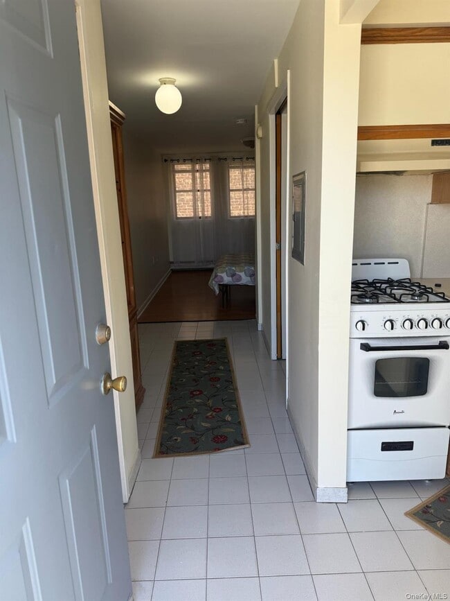 102 Jericho Tpke in New Hyde Park, NY - Building Photo - Building Photo