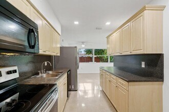 50 NE 45th Ct in Oakland Park, FL - Building Photo - Building Photo