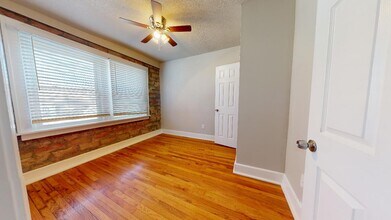 6020 Rockhill Rd in Kansas City, MO - Building Photo - Interior Photo