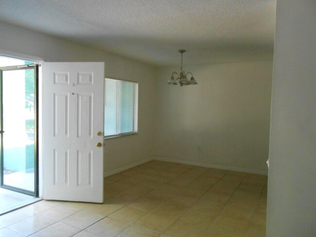 205 Washington Ave in Cape Canaveral, FL - Foto de edificio - Building Photo