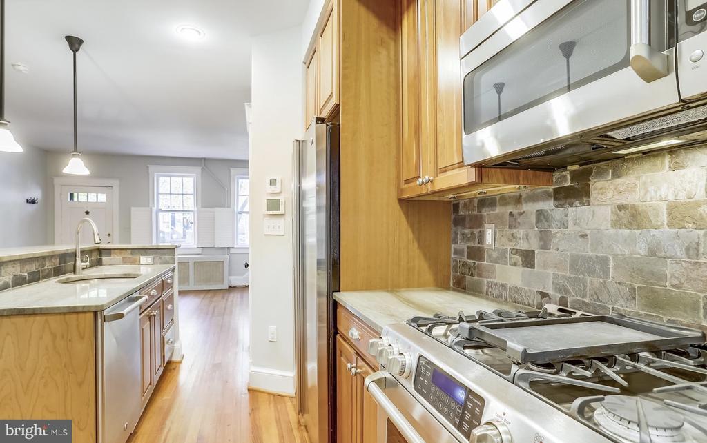 2031 37th St NW in Washington, DC - Building Photo