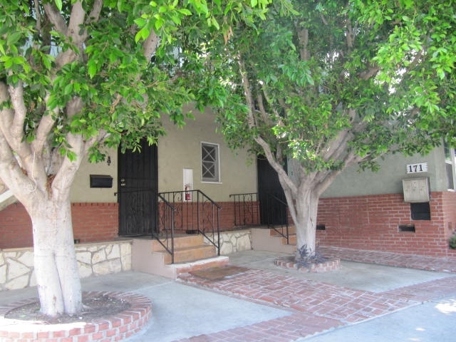 171 W Valencia Ave in Burbank, CA - Building Photo