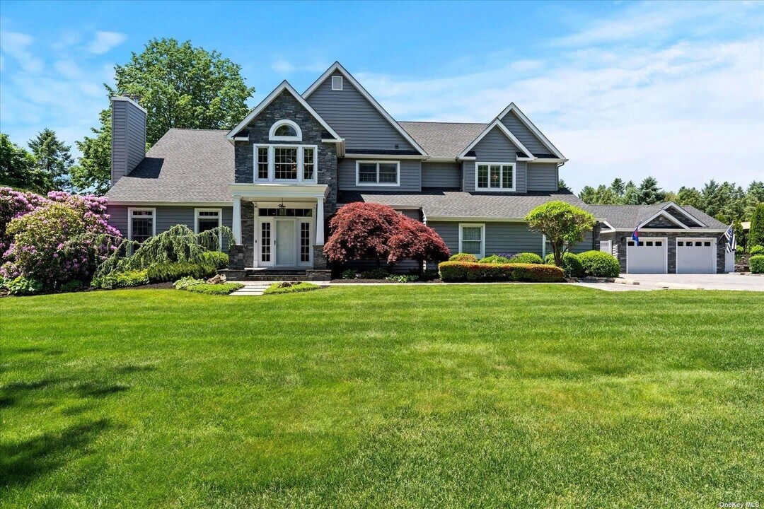 49 White Birch Cir in Miller Place, NY - Building Photo